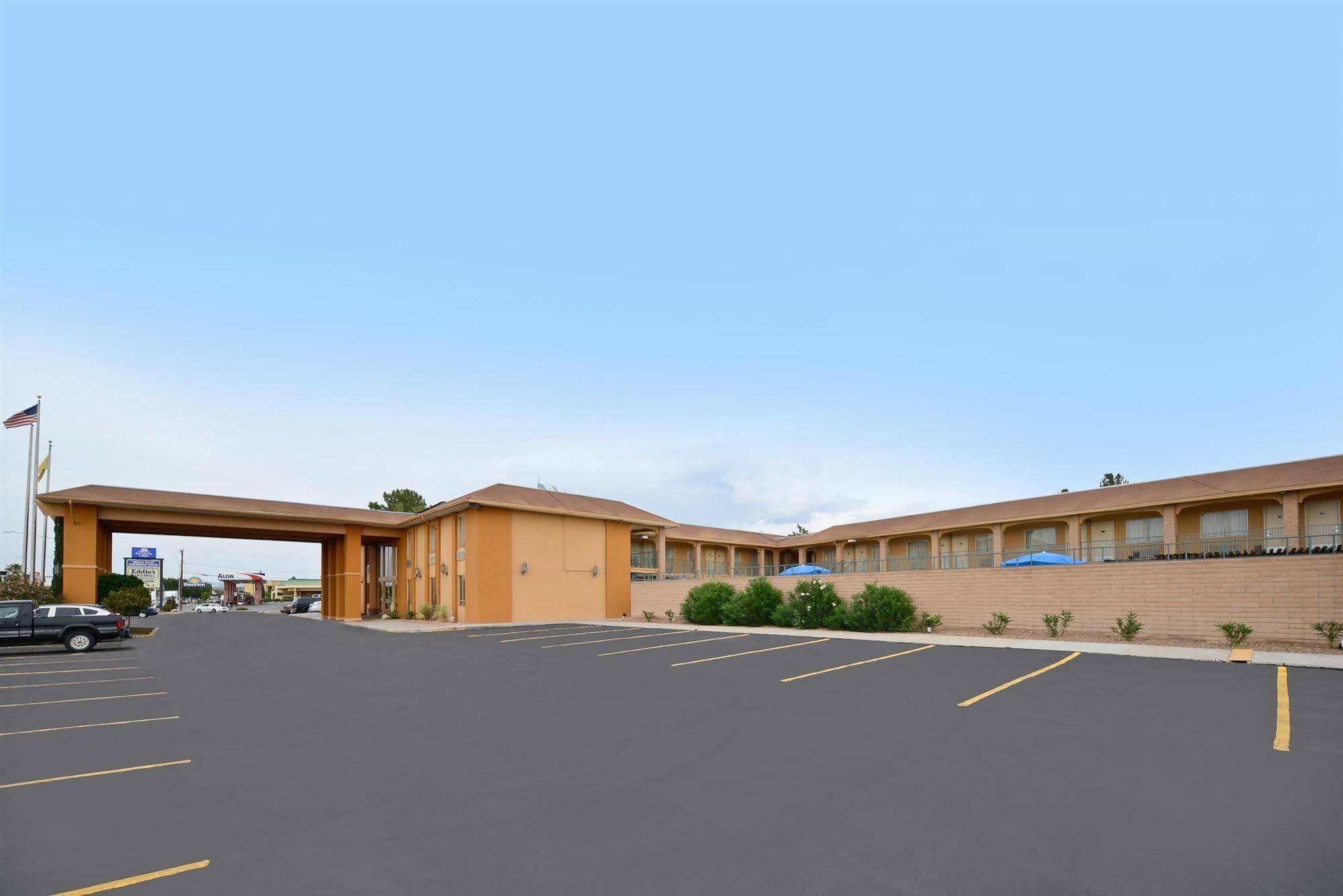 Mesilla Valley Days Inn & Suites Las Cruces Exterior photo
